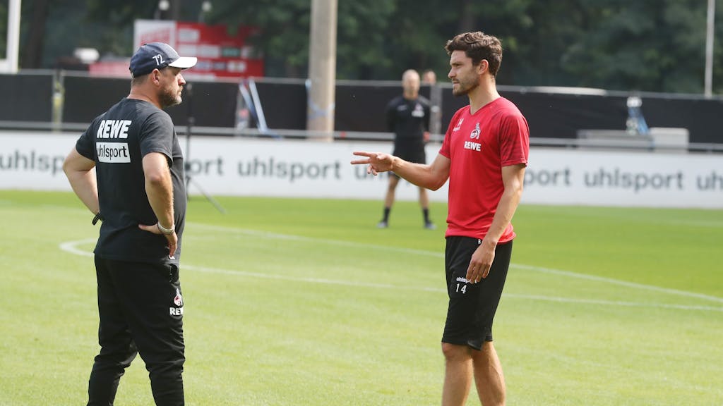 Steffen Baumgart und Jonas Hector sprechen beim Training des 1. FC Köln.