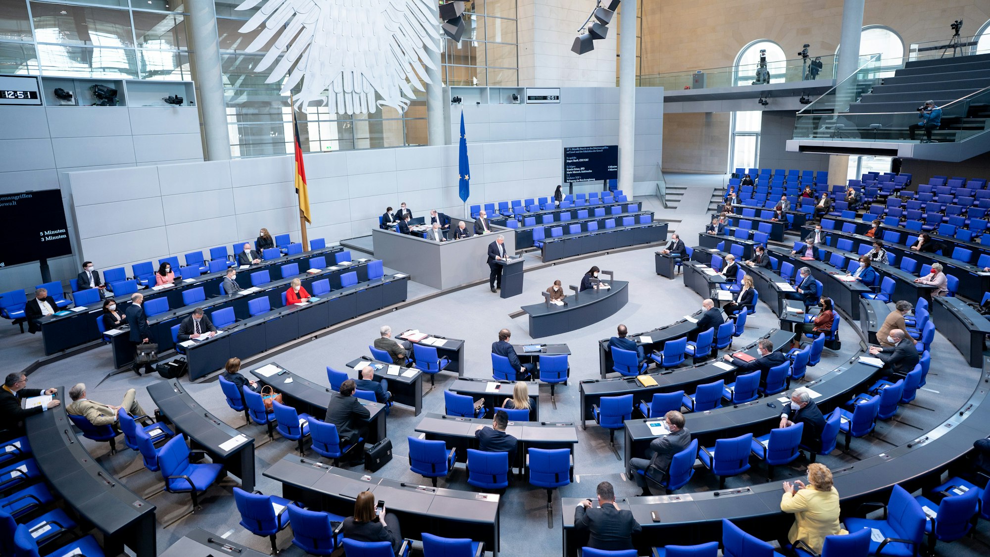 Abgeordnete nehmen im Mai an der aktuellen Stunde zum Nahost-Konflikt im Bundestag teil. Ziel einer Wahlrechtsreform ist es, die Zahl der Abgeordneten zu verringern. Darüber entscheid nun das Bundesverfassungsgericht.