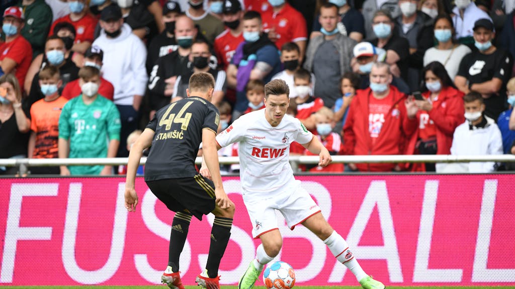Noah Katterbach dribbelt im Zweikampf mit Josip Stanisic vom FC Bayern.