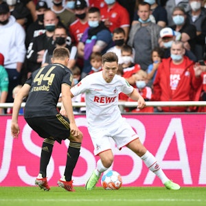 Noah Katterbach dribbelt im Zweikampf mit Josip Stanisic vom FC Bayern.