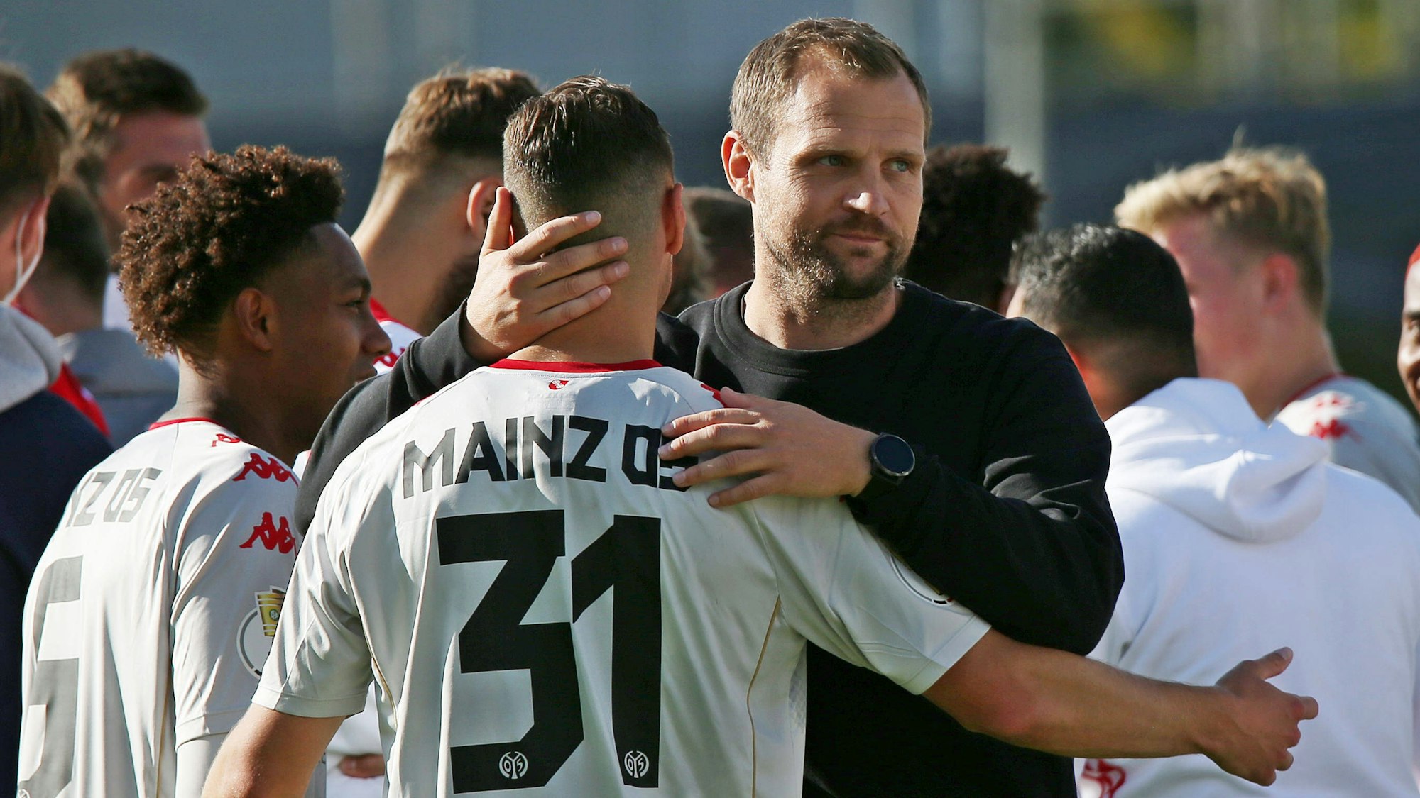 Bo Svensson umarmt Dominik Kohr beim Pokalspiel von Mainz 05 beim SV Elversberg.