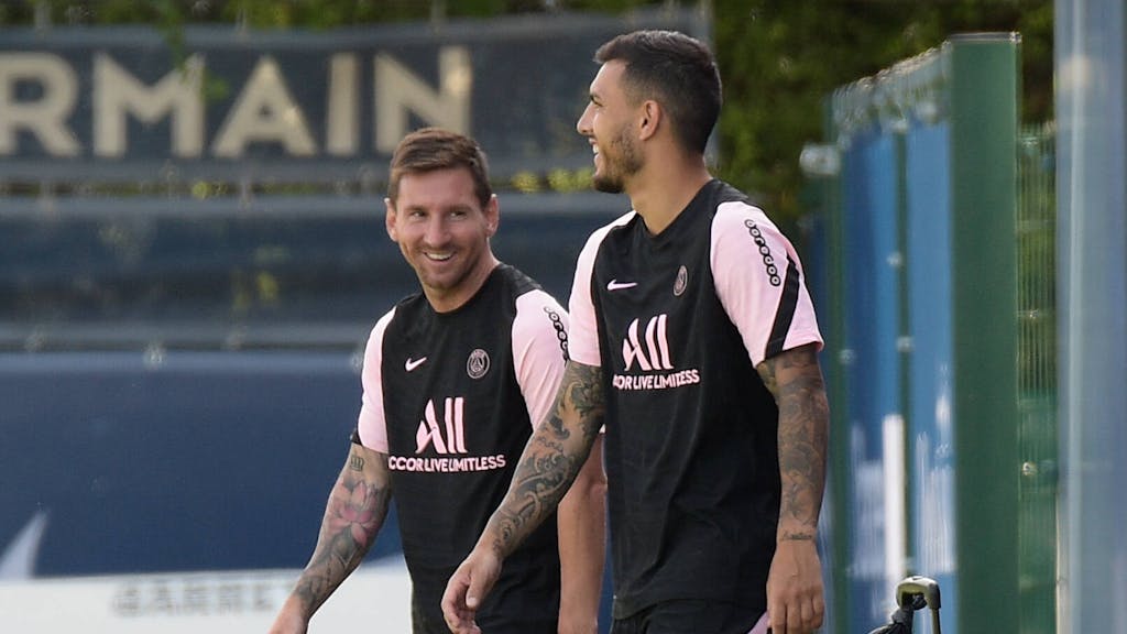 Lionel Messi und Leandro Paredes scherzen beim PSG-Training.