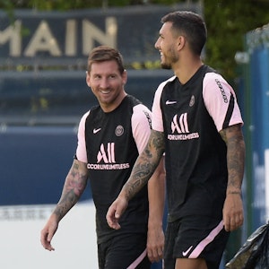 Lionel Messi und Leandro Paredes scherzen beim PSG-Training.