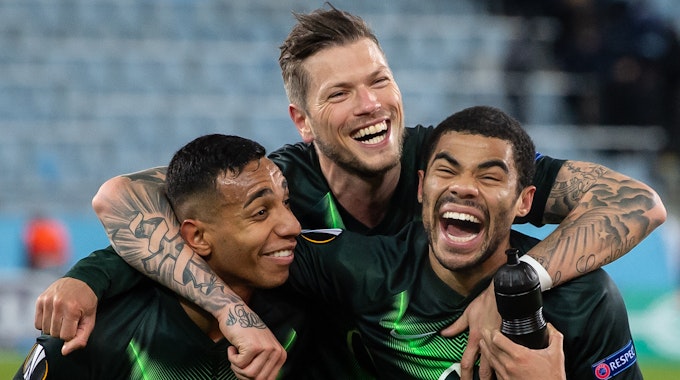 Wolfsburgs Joao Victor (l-r), Daniel Ginczek und Paulo Otavio jubeln nach dem Spiel gegen Malmö im Februar 2020.