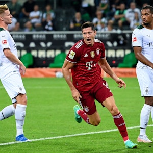 Münchens Robert Lewandowski (M) jubelt über seinen Treffer zum 1:1 im Bundesliga-Auftaktspiel gegen Borussia Mönchengladbach.