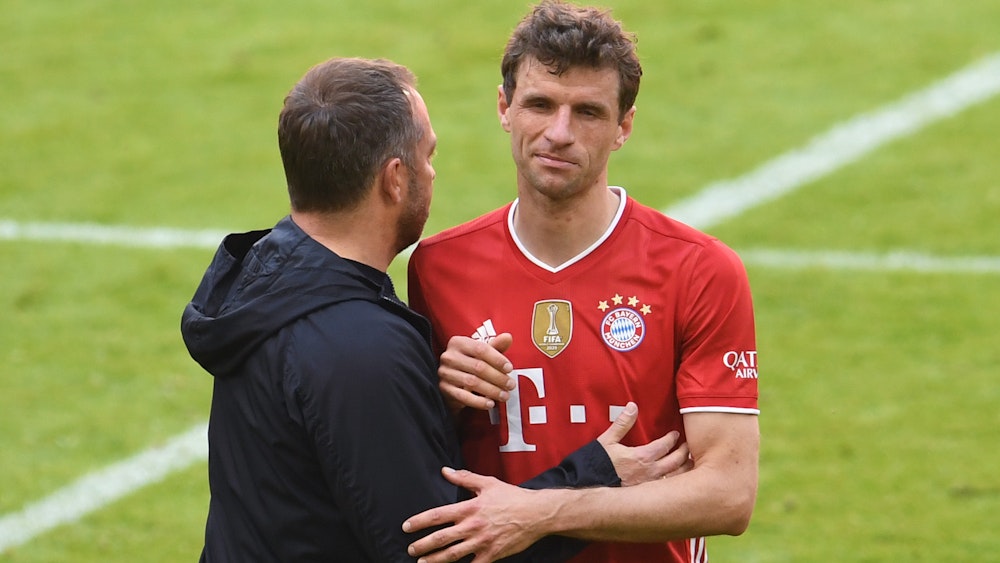 Münchens Trainer Hansi Flick (l) bedankt sich nach dem Spiel bei Thomas Müller.