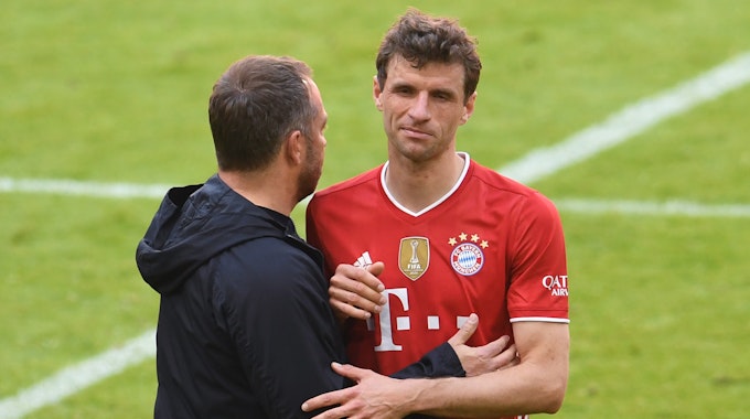 Münchens Trainer Hansi Flick (l) bedankt sich nach dem Spiel bei Thomas Müller.&nbsp;
