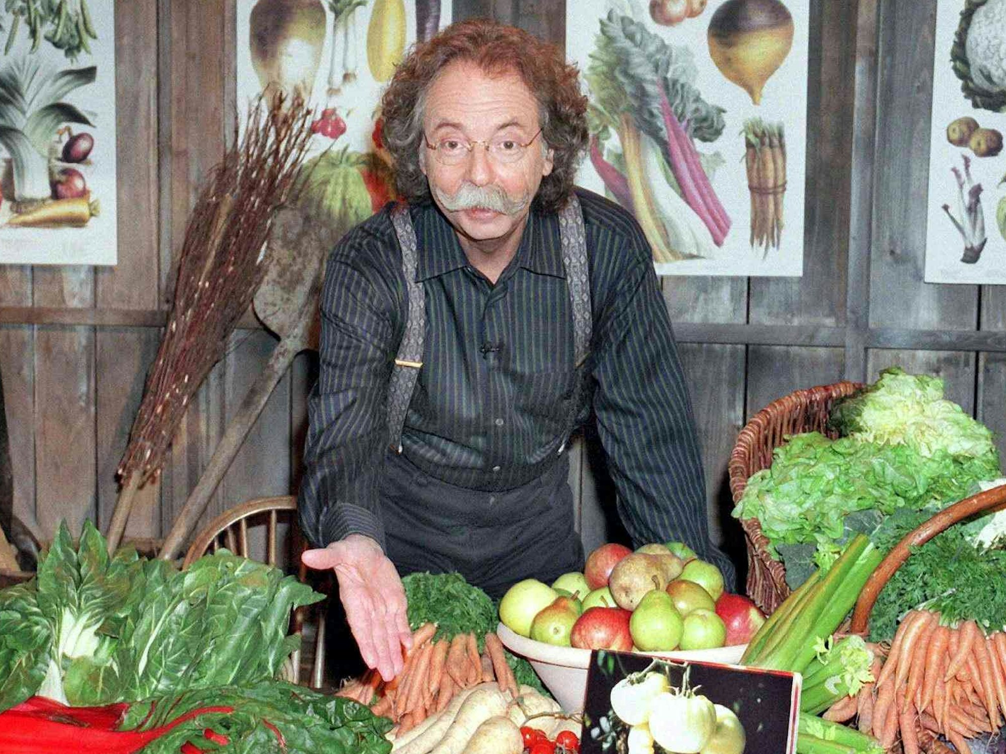Jean Pütz präsentiert als Hobbythek-Moderator einen Gemüsekorb.