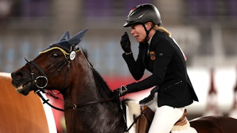 Annika Schleu sitzt bei Olympia weinend auf ihrem Pferd „Saint Boy“.
