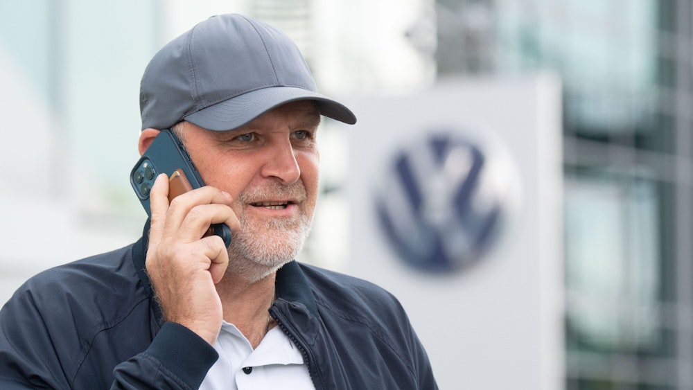 Jörg Schmadtke telefoniert mit dem Handy.