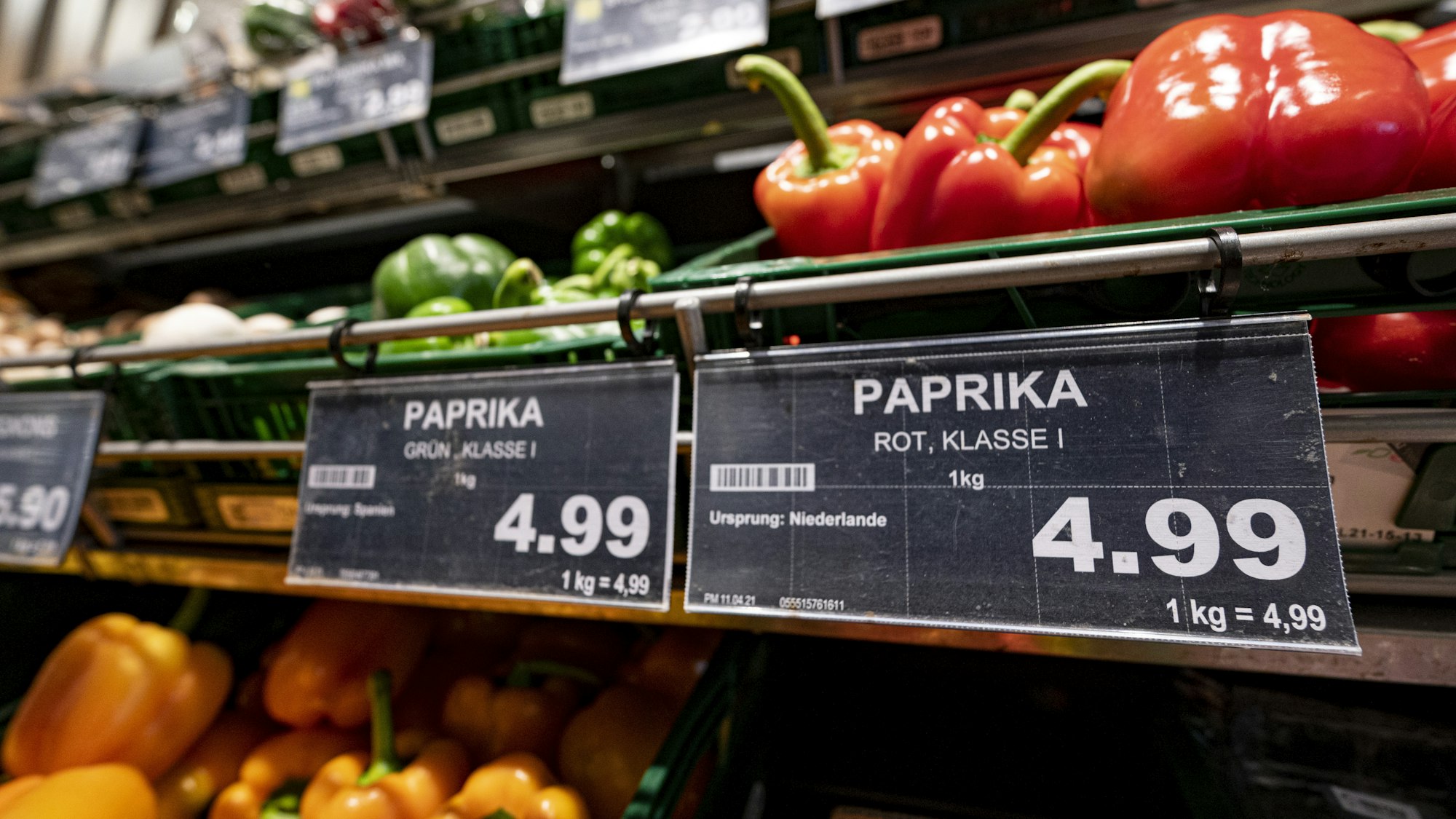Ein Preisschild von Paprikas hängt an der Obsttheke in einem Supermarkt in Berlin: Eine britische Mutter hat erklärt, wie sie ihre fünfköpfige Familie mit nur rund 60 Euro in der Woche ernährt.