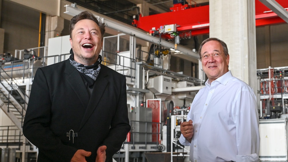 Elon Musk (l.), Tesla-Chef, und Armin Laschet, CDU-Bundesvorsitzender und Ministerpräsident von Nordrhein-Westfalen, besichtigen am Freitag (18. August) die künftige Gigafactory in Grünheide. Laschet brachte den Tesla-Chef mit einer Frage unfreiwillig zum Lachen.