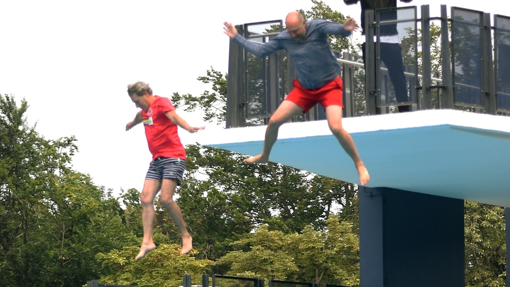 Toni Schumacher und Sven Pistor springen vom 10 Meter Brett im Müngersdorfer Stadionbad.