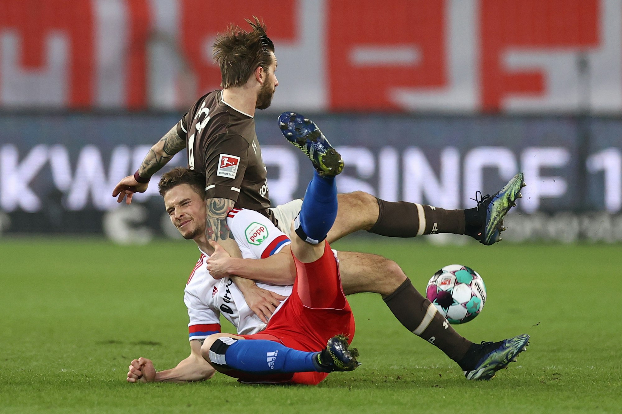 Hamburgs Moritz Heyer (l) und Guido Burgstaller von FC St. Pauli kämpfen um den Ball.