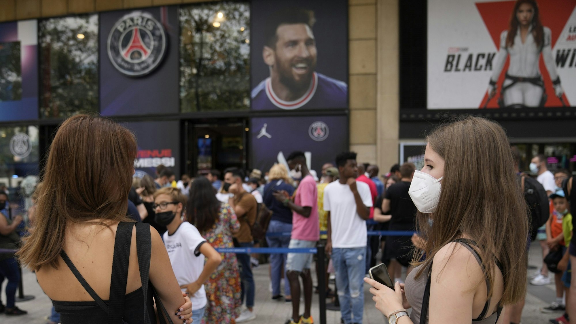 Menschen stehen vor dem offiziellen PSG-Shop im Stadion Parc des Princes in einer Warteschlange, um ein Trikot mit dem Namen von Messi zu kaufen.