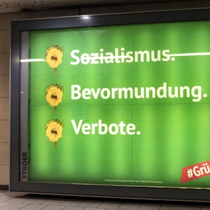 Sozialismus. Bevormundung. Verbote. Grüner Mist steht auf einem Plakat in Köln.