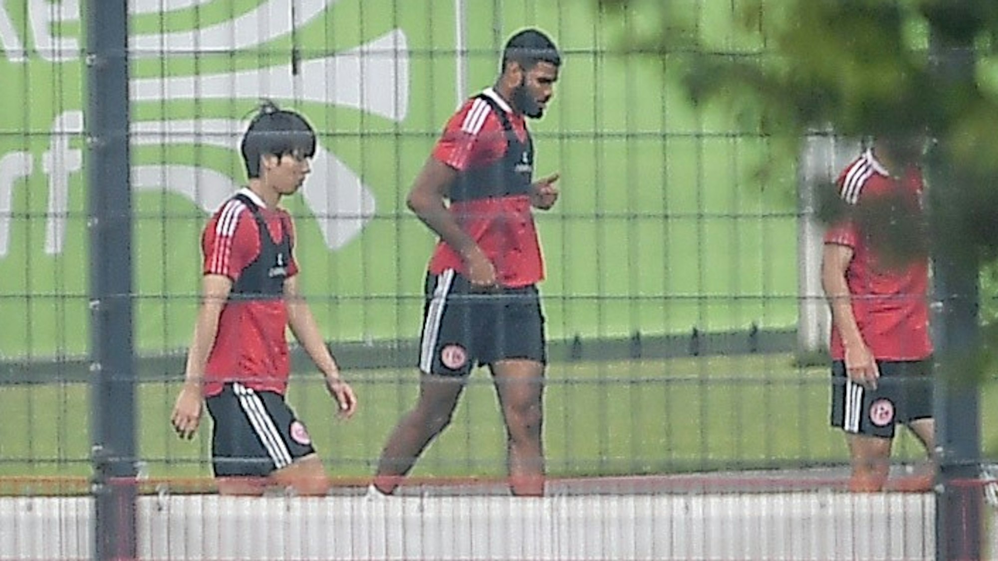 Ao Tanaka (l.) beim ersten Training mit Fortuna Düsseldorf. Neben ihm läuft Jamil Siebert.