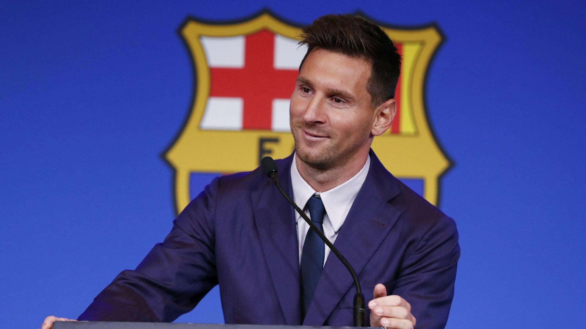 Lionel Messi lächelt bei seiner offiziellen Verabschiedung beim FC Barcelona.