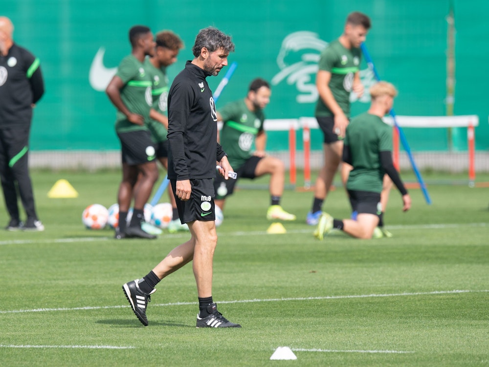 Mark van Bommel, Trainer VfL Wolfsburg, geht beim Training am 11. August 2021 über den Platz.
