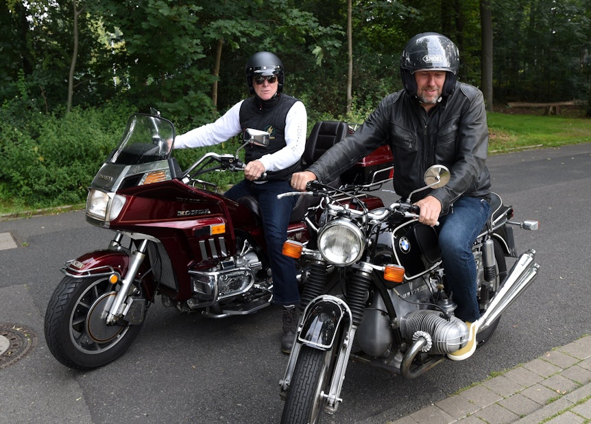 Toni Schumacher und Sven Pistor bei der Anfahrt mit Motorrädern.