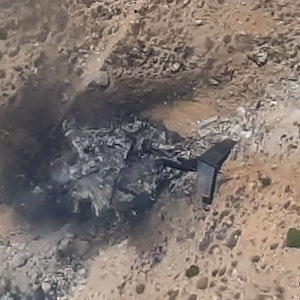 Der Screenshot aus einem Video, das von der türkischen Nachrichtenagentur DHA zur Verfügung gestellt wurde, zeigt das abgestürzte russische Löschflugzeug, ein Be-200, am 14. August im Süden der Türkei. Acht Menschen starben bei dem Unglück.