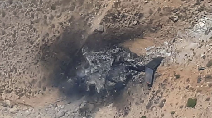 Der Screenshot aus einem Video, das von der türkischen Nachrichtenagentur DHA zur Verfügung gestellt wurde, zeigt das abgestürzte russische Löschflugzeug, ein Be-200, am 14. August im Süden der Türkei. Acht Menschen starben bei dem Unglück.