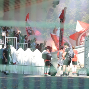 Ultras feuern den 1. FC Köln beim Abschlusstraining an.