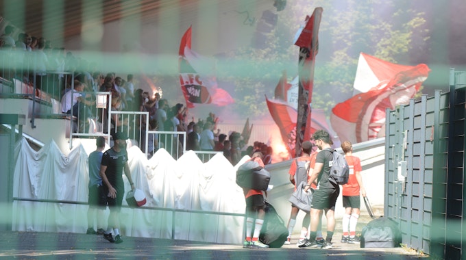 Ultras feuern den 1. FC Köln beim Abschlusstraining an.