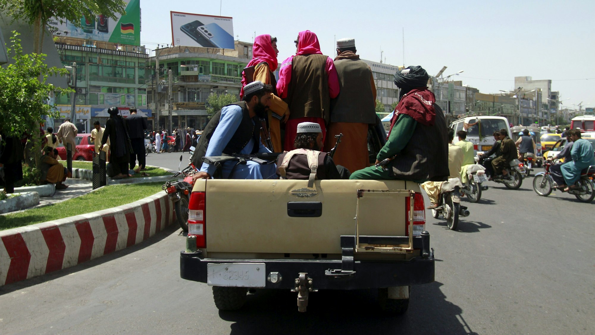 Taliban-Kämpfer sitzen auf der Ladefläche eins Pick-ups. Die militant-islamistischen Taliban setzen ihren Vormarsch in Afghanistan fort und rücken dabei immer näher an die Hauptstadt Kabul heran. Aus der Stadt Herat, im Westen Kabuls, sorgen schreckliche Bilder und Videos weltweit für Aufregung.