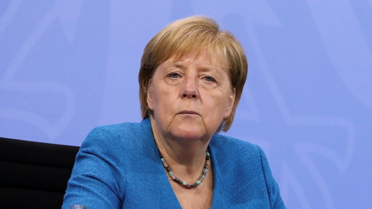 Bundeskanzlerin Angela Merkel (CDU) nimmt am 10. August an einer Pressekonferenz nach der Ministerpräsidentenkonferenz teil. In diesem Jahr geht ihre Kanzlerschaft zu Ende.