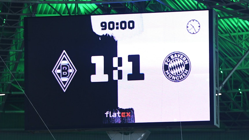 Die Anzeigetafel im Borussia-Park zeigt am Freitagabend (13. August 2021) das 1:1-Endergebnis im Bundesliga-Eröffnungsspiel zwischen Gladbach und Bayern München an.