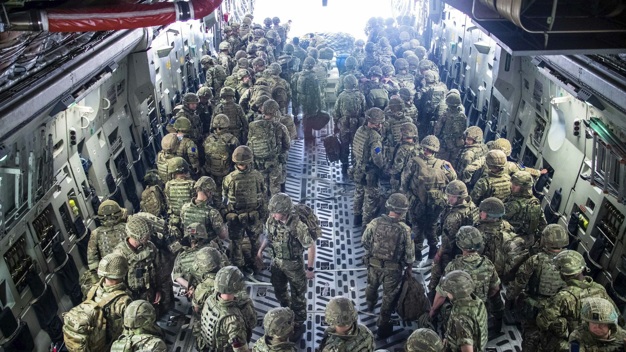 Britische Soldaten kommen in Kabul an. Die Soldaten sind Teil einer 600-köpfigen Truppe zur Assistenz der Operation „Pitting“ in Afghanistan. Ziel ist es, britische Staatsangehörige und Afghanen, die mit Großbritannien zusammengearbeitet hätten, aufgrund der aktuellen Taliban-Offensive außer Landes zu bringen.