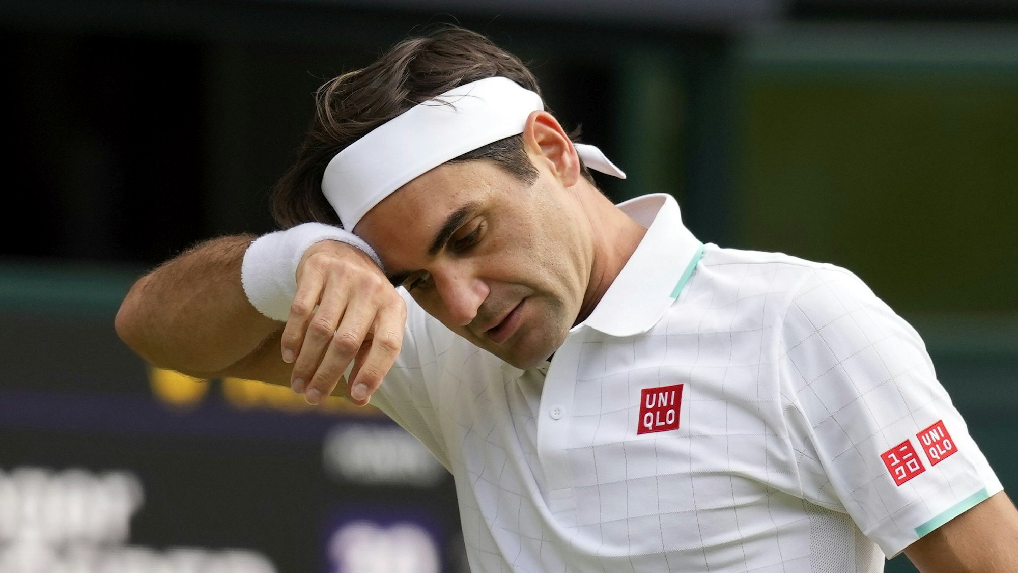 Der Schweizer Roger Federer wischt sich im Wimbledon-Viertelfinale gegen Hubert Hurkacz den Schweiß von der Stirn.