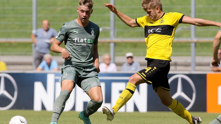 Gladbach-Neuzugang Luca Netz im Zweikampf mit Hombergs Thorsten Kogel am 14. August 2021 beim 1. Spieltag der Regionalliga West.