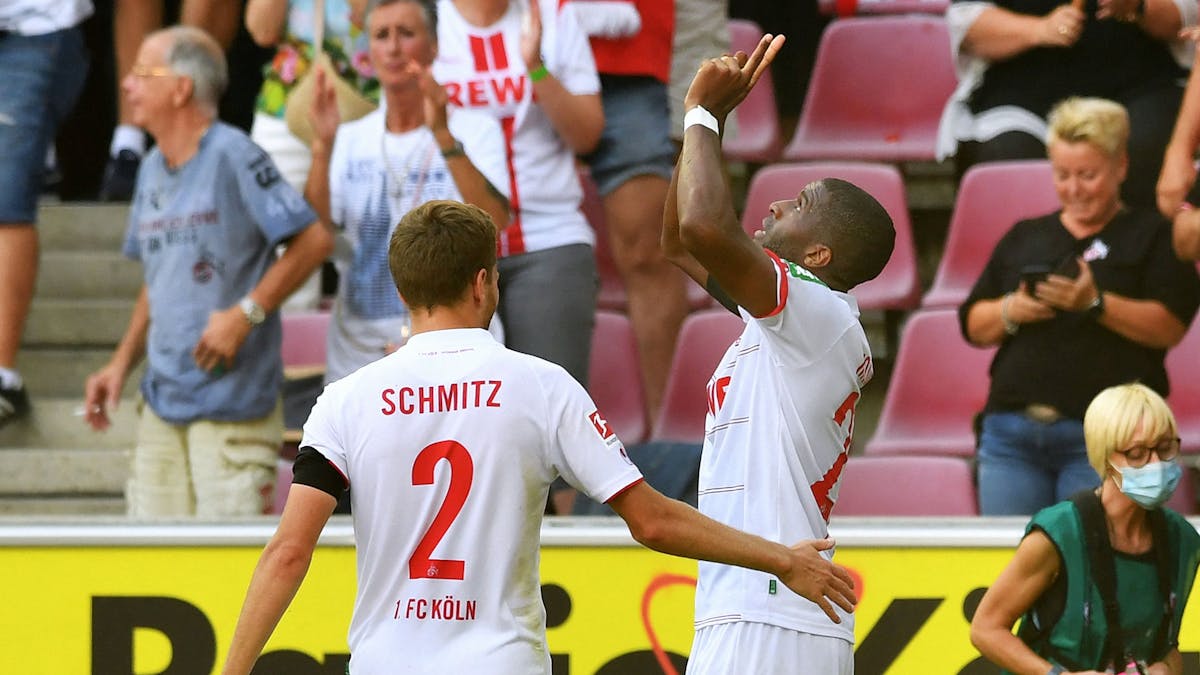 Anthony Modeste freut sich mit Benno Schmitz über das Tor für den 1. FC Köln.