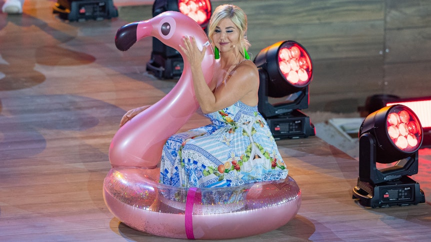 Beatrice Egli sitzt auf einem aufblasbarem Flamingo auf der Bühne zur großen Schlagerstrandparty zum 40. Geburtstag von Florian Silbereisen. Sie räumte mit einem Schwangerschaftsgerücht auf.