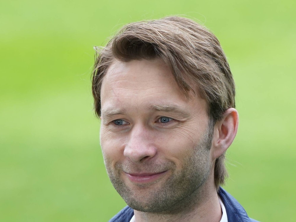 Sportdirektor Simon Rolfes (Bayer 04 Leverkusen) lächelt.