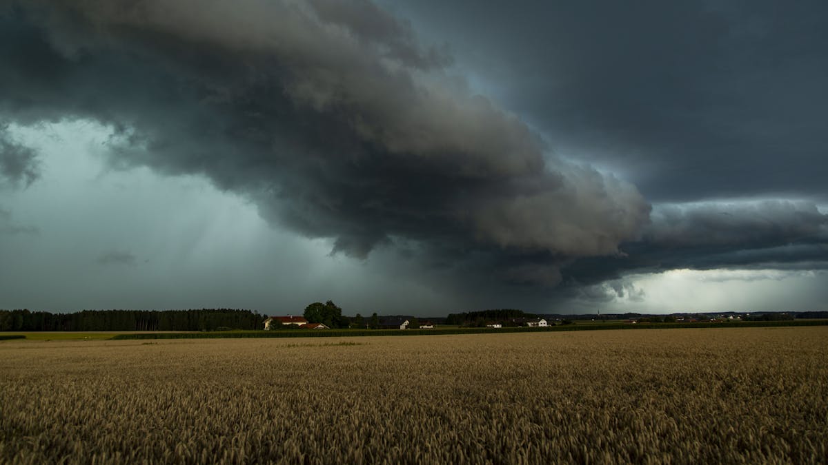 Ein Gewitter zieht am 7. August 2021 über Altenmarkt in Bayern. Für NRW sind am 10. September 2021 erneut starke Gewitter vorhergesagt.