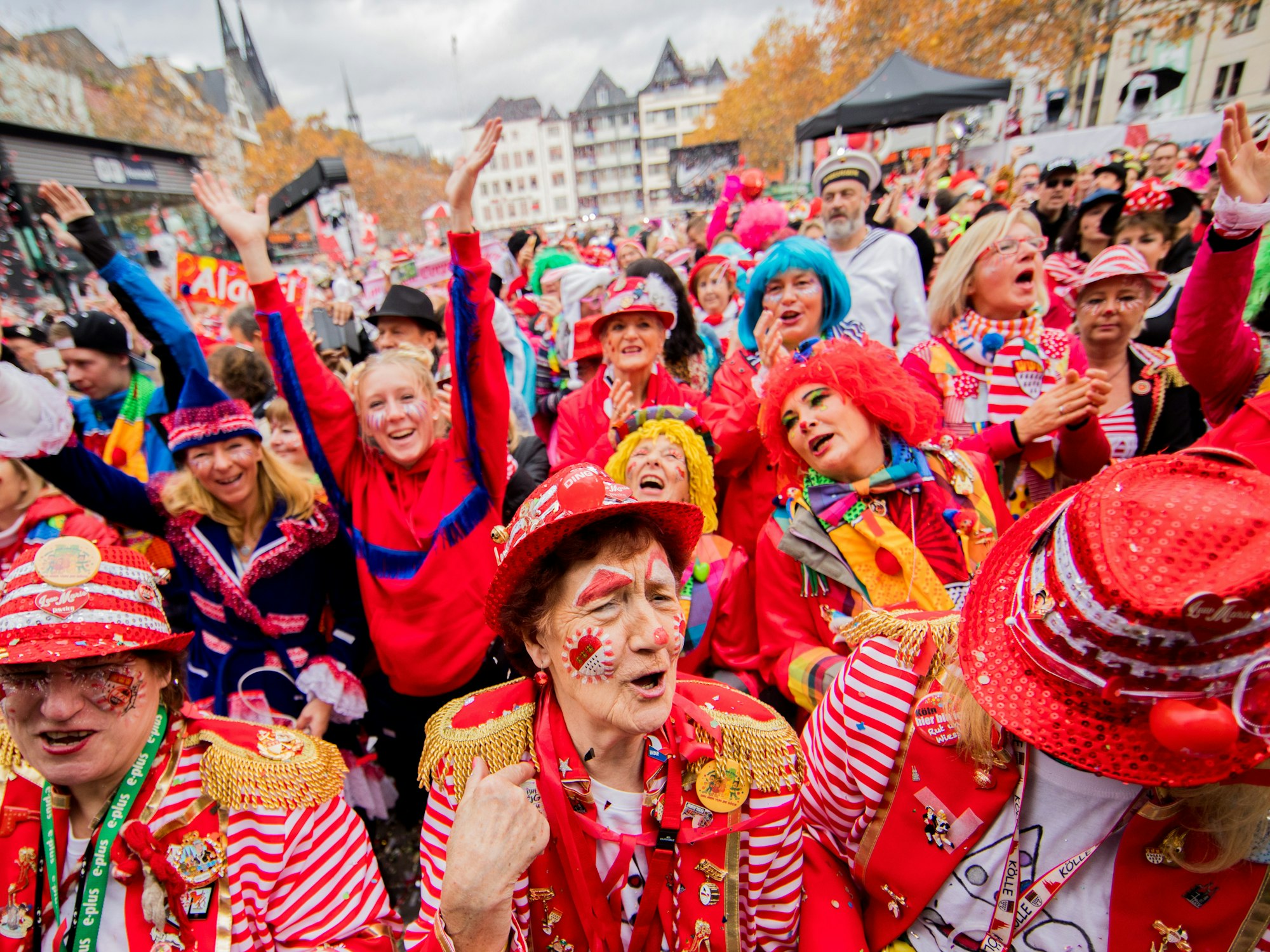 Köln: Jecken jubeln um 11:11 Uhr auf dem Heumarkt beim Auftakt der Karnevalssession.