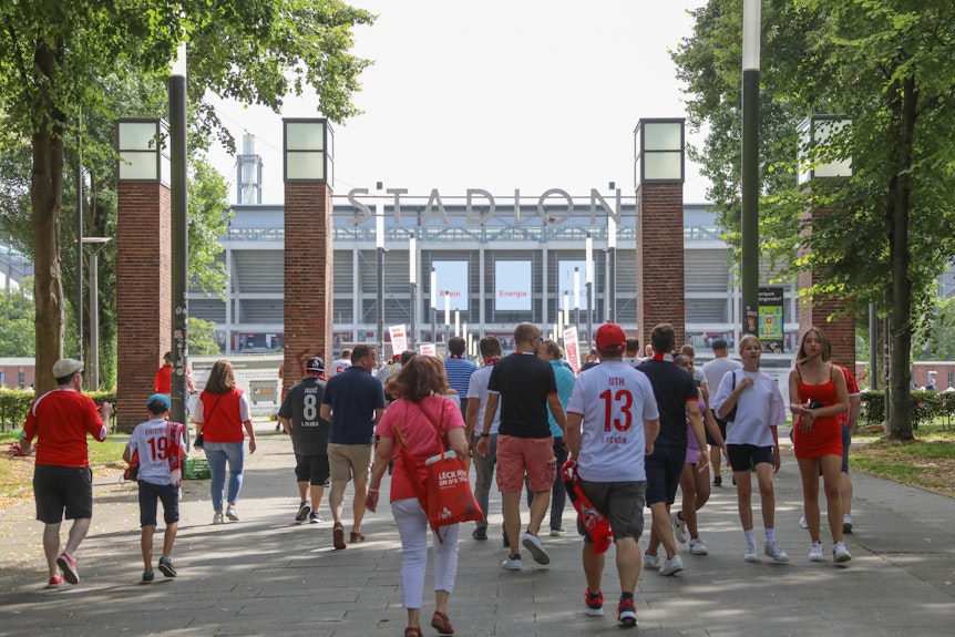 Fans des 1. FC Köln gehen in Richtung des Rhein-Energie-Stadions.