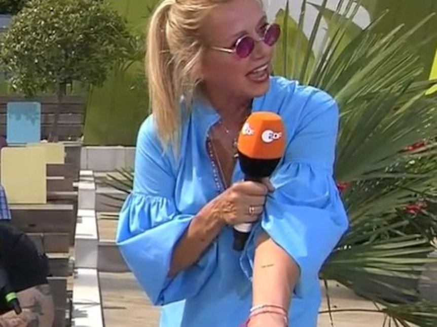 Andrea Kiewel zeigt am 15. August im ZDF-Fernsehgarten ihr Tattoo
