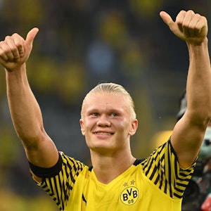 Erling Haaland grüßt die Fans bei Borussia Dortmund