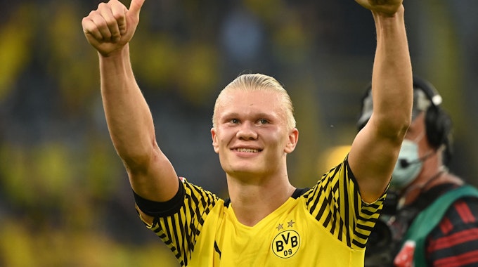 Erling Haaland grüßt die Fans bei Borussia Dortmund