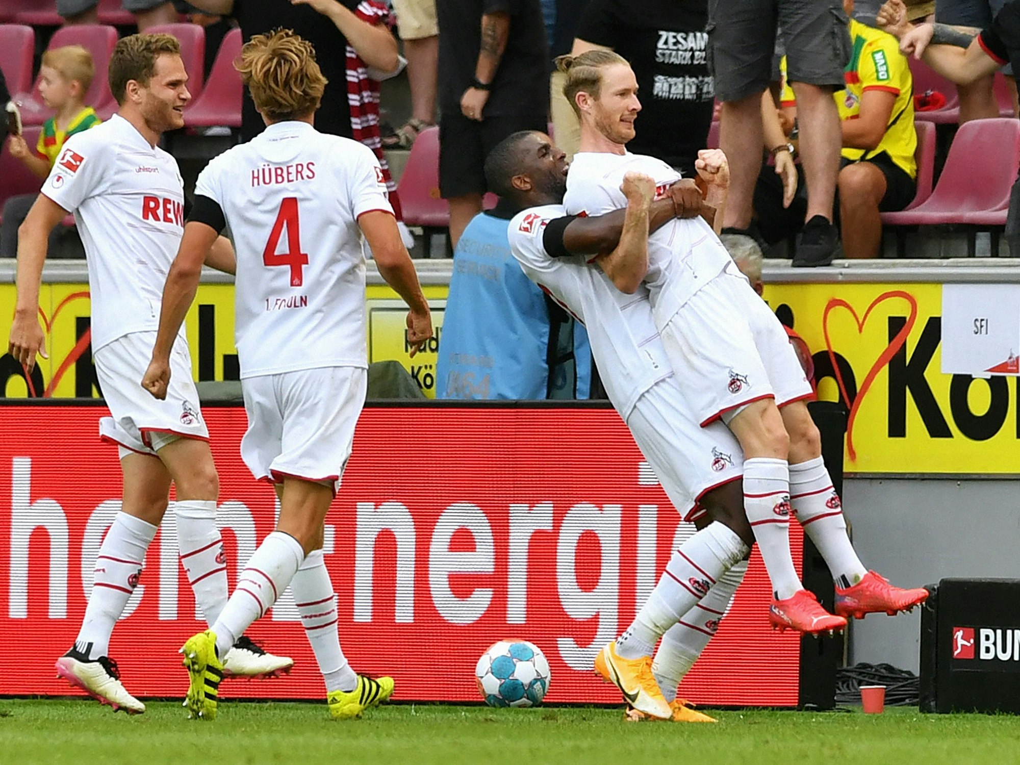 Florian Kainz jubelt mit Anthony Modeste für den 1. FC Köln gegen Hertha BSC.