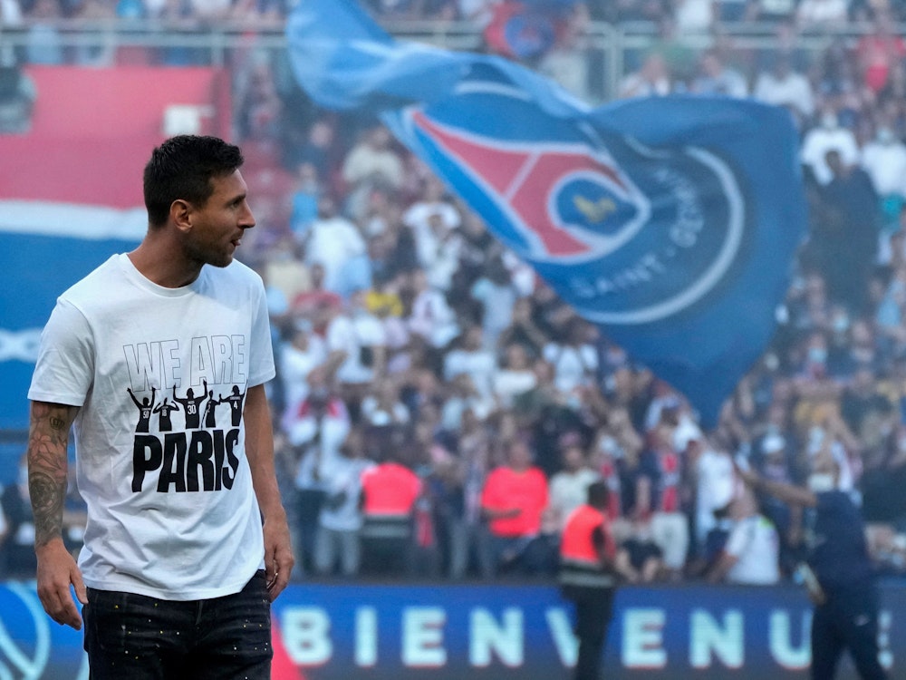 Lionel Messi wird von PSG-Fans gefeiert