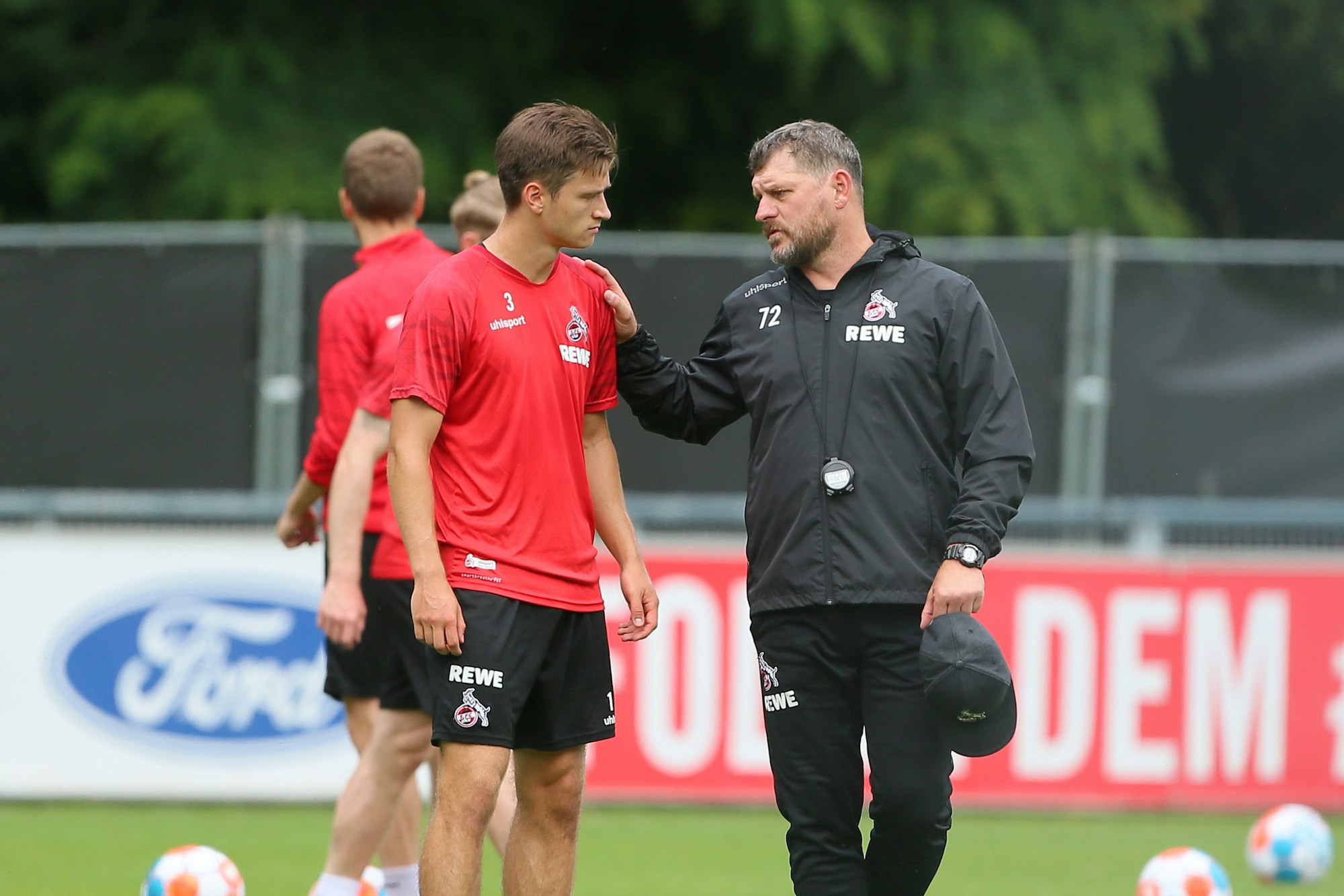 Noah Katterbach und Steffen Baumgart (1. FC Köln) im Gespräch.