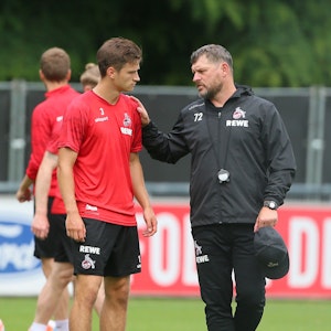 Noah Katterbach und Steffen Baumgart (1. FC Köln) im Gespräch.