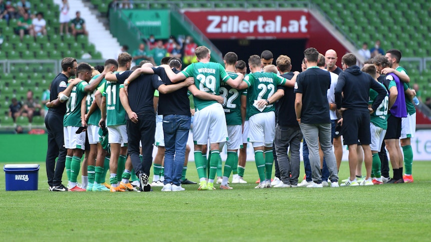 Spielerkreis des SV Werder Bremen nach der Partie gegen den SC Paderborn.