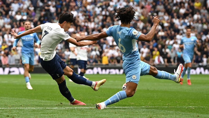 Heung-Min Son von Tottenham Hotspur trifft gegen Manchester City.