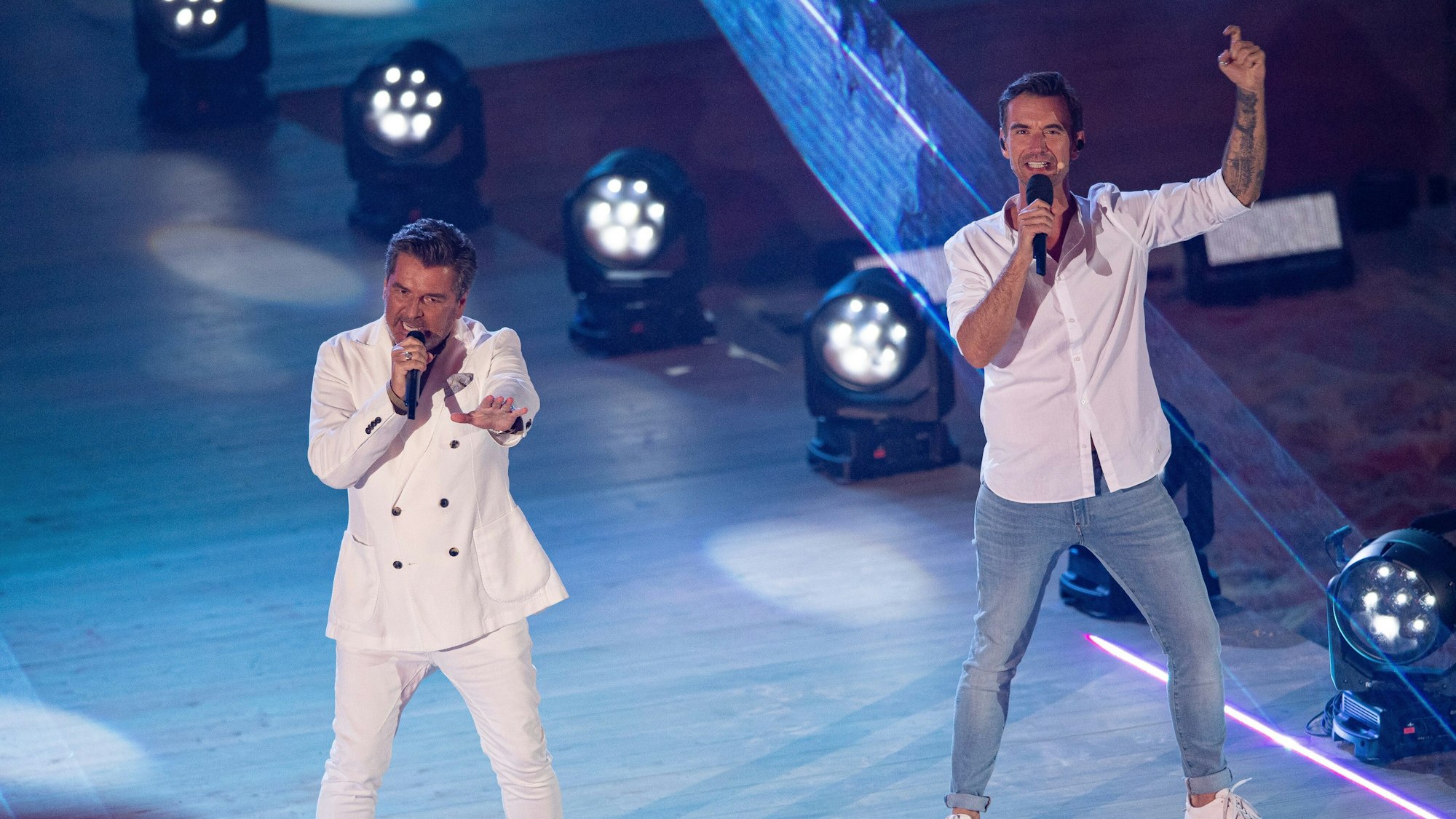 Sänger Thomas Anders (l) und Florian Silbereisen stehen auf der Bühne zur großen Schlagerstrandparty zum 40. Geburtstag von Florian Silbereisen.